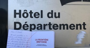 <strong>Conférence du 30 novembre : « À la bretonne ! » offre le roman graphique « La frontière bretonne » au président du Département</strong>