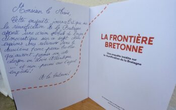 Le roman graphique « La frontière bretonne » offert au maire de Saint-Nazaire