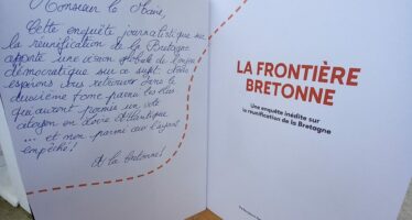 Le roman graphique « La frontière bretonne » offert au maire de Saint-Nazaire