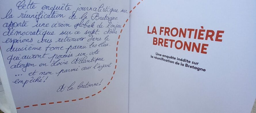 Le roman graphique « La frontière bretonne » offert au maire de Saint-Nazaire
